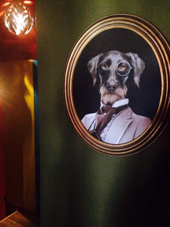 Cadre oval mural décoratif d'un chien du restaurant Des Goûts et des Couleurs
