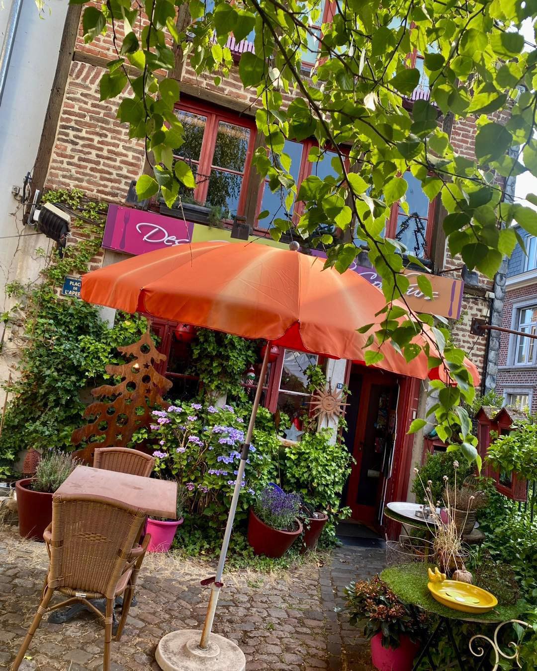 Facade avec un parasole du restaurant Des Goûts et des Couleurs