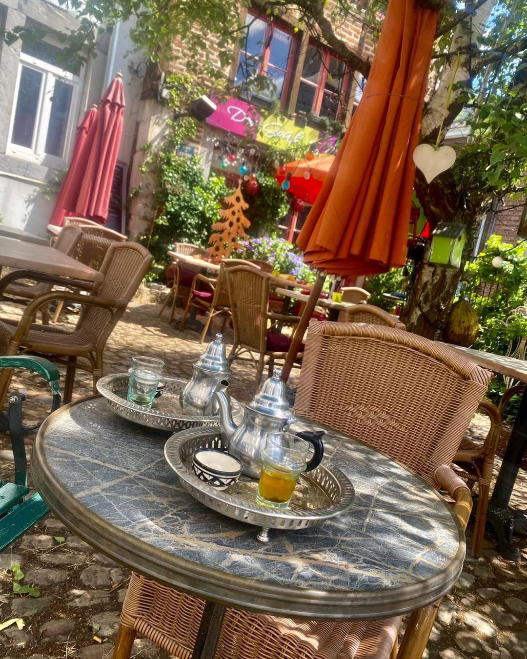Table de terrasse du restaurant Des Goûts et des Couleurs